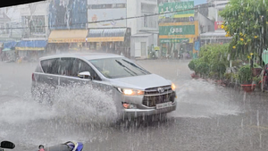 Video mưa trái mùa, nhiều đoạn trên quốc lộ 91 ở Bảy Núi, An Giang bị ngập