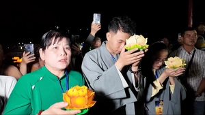 Hàng chục ngàn người dự Lễ hội hoa đăng Thiên Cấm Sơn, chờ 30 phút mới có thể xuống núi