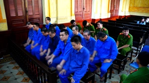 Xét xử 12 bảo vệ nhận tiền làm ngơ cho xe tải nặng đi vào đường cấm khu công nghệ cao