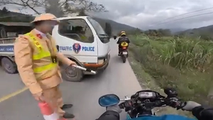 Xác minh, xử lý các tài khoản đăng thông tin 'CSGT dùng xe công vụ chắn ngang đường'