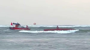 Video cứu 5 ngư dân trên tàu cá bị lật ở cửa biển Nhật Lệ