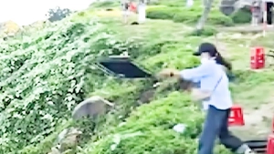 Người phụ nữ khai lý do ném ghế xuống vực ở bán đảo Sơn Trà