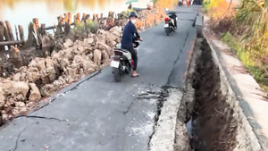 Tìm nguyên nhân sụp lún đường nhựa dài khoảng 30m sâu 1m tại Cái Nước, Cà Mau