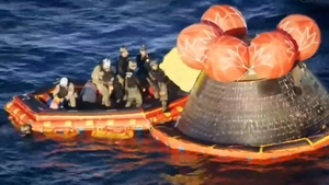 Video Artemis II trở về an toàn sau hành trình lịch sử quanh Mặt trăng