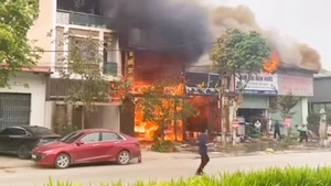 Mâu thuẫn sau ly hôn, cầm dao chém chồng của vợ cũ rồi phóng hỏa đốt nhà hàng