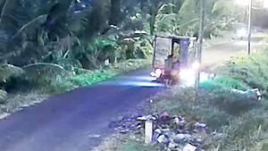 Camera quay cảnh xe tải đổ rác sai quy định ở xã Bình Chánh, tài xế bị phạt 3,5 triệu đồng