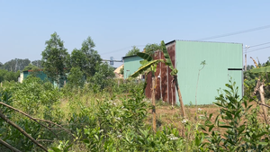 Nhà tôn dựng trái phép thành 'nút thắt' giải phóng mặt bằng quốc lộ 15D ở Quảng Trị