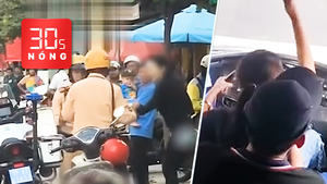 Bản tin 30s Nóng: Cô gái giật biên bản của CSGT; Tài xế xe buýt ôm phụ nữ khi đang lái xe