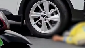 Tài xế xe ôm co giật ngã giữa đường, suýt bị ô tô cán qua người