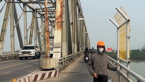 Lắp lưới thép cao 2,5m để ngăn người nhảy cầu Bến Thủy bắc qua sông Lam