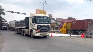 Quốc lộ 51 qua Đồng Nai ùn tắc nhiều cây số do rào chắn sửa đường