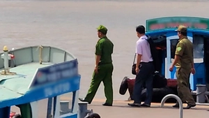 Hai người dự tiệc sinh nhật rơi xuống sông mất tích khi tàu cập bến tại Mỹ Tho