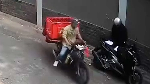 Video xe máy cùng giỏ hàng của nam shipper bị trộm, đã bắt được nghi phạm