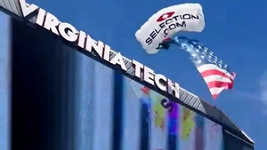 Giải cứu người nhảy dù bị mắc vào bảng điện tử trên sân vận động ở Mỹ