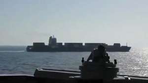 Video tàu khu trục Mỹ nổ súng bắt giữ tàu chở hàng của Iran tại Vịnh Oman