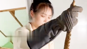 Cô gái trẻ nuôi 60.000 con rắn độc phục vụ y học gây chú ý