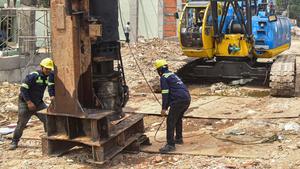 Sau thời gian chờ mặt bằng, gói thầu thi công rạch Xuyên Tâm đã khoan mũi cọc đầu tiên