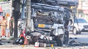 Xe container tông liên hoàn 4 xe máy ngay ngã ba ở Đồng Nai