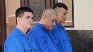 Giả vờ chở  thuê hơn 15 tấn sầu riêng rồi đem bán lấy tiền tỉ chia nhau, 3 người lãnh án