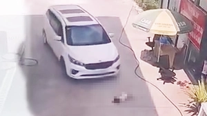 Bé gái bị ô tô cán tử vong tại cây xăng ở Bến Cát, công an trích xuất camera điều tra