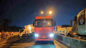 6 ô tô tông liên hoàn trên cầu Phú Mỹ, giao thông ùn ứ kéo dài nhiều giờ