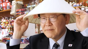 Video Tổng thống Hàn Quốc thích thú đội nón lá, ăn sầu riêng khi dạo phố Hà Nội