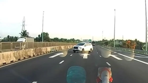 Bị phạt 35 triệu, trừ 10 điểm giấy phép lái xe vì chạy ngược chiều trên cao tốc