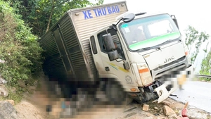 Hiện trường vụ tai nạn giữa xe tải và xe máy trên đèo Cù Mông, 2 người thương vong