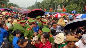 Biển người lên Đền Hùng dâng hương ngày giỗ Tổ