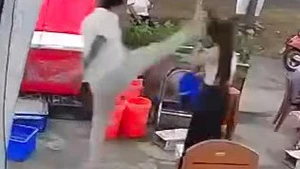 Clip người đàn ông đá vào mặt nữ quản lý quán nhậu, công an đang xác minh