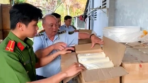 Bên trong cơ sở làm kem trộn '3 không' tại Cần Thơ