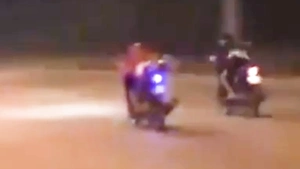 Công an Phú Quốc làm việc với 2 người nằm dài trên yên đua xe xem 'ai về nhà trước'