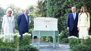 Video ông Trump đưa Vua Charles III đi xem tổ ong trong Nhà Trắng