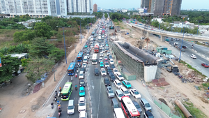 Người dân về quê và đi chơi chiều 29-4, các cửa ngõ TP.HCM ùn ứ nhẹ