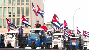 Người dân Cuba chạy xe điện, xe đạp tuần hành phản đối lệnh cấm vận của Mỹ
