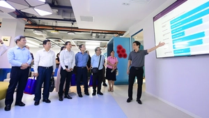 Đại biểu Bộ Văn hóa, Thể thao và Du lịch, TP.HCM cùng đại diện nhiều cơ quan báo chí tham quan tòa soạn số của báo Tuổi Trẻ