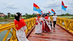 Hàng ngàn du khách về cầu Hiền Lương trong ngày 30-4