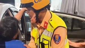 Cảnh sát giao thông Đà Nẵng mở đường đưa người đàn ông bị viêm dạ dày cấp đến bệnh viện