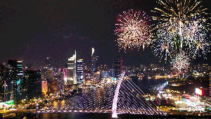 Trực tiếp: Pháo hoa nghệ thuật dịp kỷ niệm 51 năm Ngày Giải phóng miền Nam, thống nhất đất nước 30-4