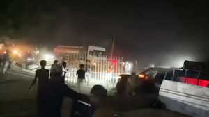 Người dân Campuchia dựng hàng rào bao vây xe cảnh sát để... bảo vệ nghi phạm