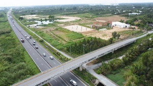 Cao tốc về miền Tây hoạt động gần 4 năm nhưng chưa có trạm dừng nghỉ, vì sao?