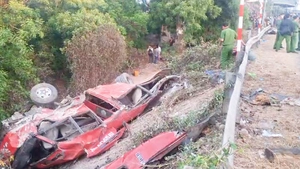 Hiện trường vụ xe khách rơi xuống vực sâu làm 4 người chết ở Lâm Đồng