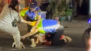 Xác minh clip hai nữ nhân viên đường sắt bị người đi xe máy vượt gác chắn hành hung