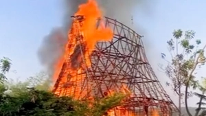 Video nhà rông của đồng bào ở Quảng Ngãi bất ngờ bốc cháy dữ dội