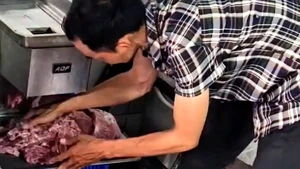 Chiêu trò làm giả hàng chục tấn thịt bò từ thịt heo nái, bán ra chợ tại TP.HCM