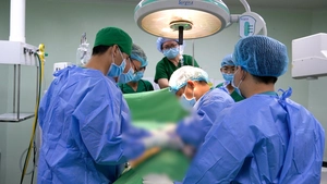 Cấp cứu người bị đinh xuyên qua thép bay vào bụng khi sử dụng máy bắn đinh