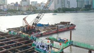 Trên công trường cầu đi bộ bắc qua sông Sài Gòn, phấn đấu hoàn thành dịp 2-9