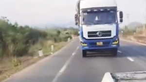 Tài xế xe tải lạng lách, không chấp hành hiệu lệnh cảnh sát giao thông bị phạt 64 triệu đồng