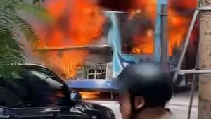 Xe buýt chở khách cháy ngùn ngụt tại phường Cửa Nam, Hà Nội