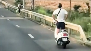 Thanh niên buông tay lái, đứng trên xe máy khi đổ đèo ở Đắk Lắk